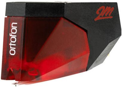 Hi-fi gramofon s přenoskou Ortofon 2M Red, otevřený černý protiprachový kryt, pohled zepředu v perspektivě, červeno-černé provedení