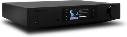 Lettore audio di rete Cambridge Audio CXN V2 nero, vista frontale, schermo a colori che mostra un'interfaccia utente, finitura opaca nera
