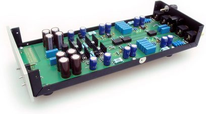 Lehmann Audio Decade schwarzer Phono-Vorverstärker, leicht schräge Draufsicht, grüne Leiterplatte mit elektronischen Bauteilen