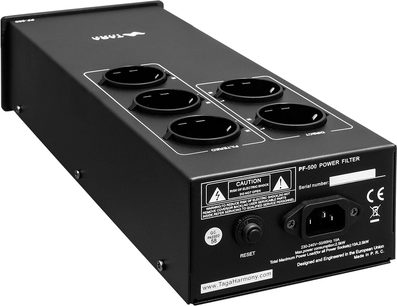 Taga Harmony PF-500 schwarze Steckdosenleiste, perspektivische Ansicht, 6 Steckdosen, 1 Reset-Knopf, 1 Netzkabel, Warnhinweise