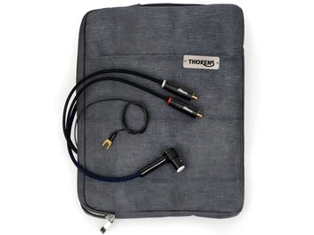 Pohled shora na kabel Thorens PhonoConnect PHS 150 DIN-RCA o délce 1,5 m s černou a modrou nylonovou opletenou stříškou, černým ohýbaným DIN konektorem, dvěma černými kovovými RCA konektory s červeným a bílým kroužkem, tenkým zemnícím vodičem se zlatou vidlicí