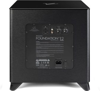 Dynamo Foundation 12 subwoofer, bagside, rektangulært tilslutningspanel med porte, knapper og inskriptioner, skrå fødder