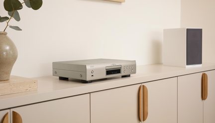 Hopeaharjattu hopeinen CD-soitin, kolmen neljäsosan etunäkymä, keskellä oleva näyttö, laatikko, pyöreät painikkeet, etupaneelin USB-portti