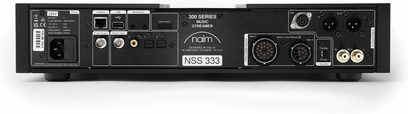 Задна гледна точка, черен метален корпус, надпис Naim Audio NSS 333, посочване 300 Series Music Streamer, захранващ конектор IEC, Ethernet порт RJ45, два USB-A порта, мини-джак гнездо Remote Out, цифрови коаксиални изходи BNC и RCA, два оптични порта TOSLINK, две балансни XLR изхода, два 10-пинови DIN конектора