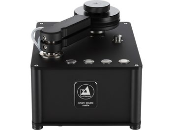 Must masin ClearAudio Smart kahepoolse maatriksiga plaadipesumasin, topelttoonarmidega ja metallnuppudega, vaade eest diagonaalis