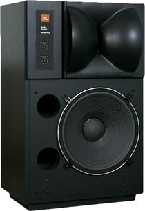 Monitorovací reprosoustava JBL 4430, černá, pohled zepředu mírně ze strany, viditelné reproduktory, čelní panel