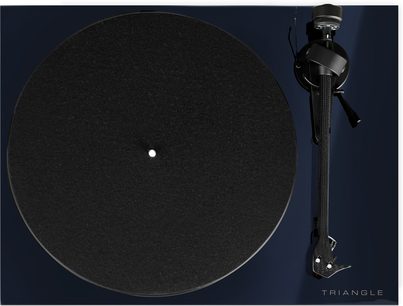Gramofon hi-fi Triangle Lunar 3 niebieski, widok z góry, czarny talerz okrągły, ramię odczytu po prawej, tło niebieskie
