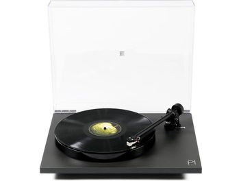 Πικάπ hi-fi Rega Planar 1 Plus μαύρο ματ, άποψη από πάνω, κυκλικός δίσκος μαύρος, βραχίονας ανάγνωσης δεξιά, διαφανές κάλυμμα