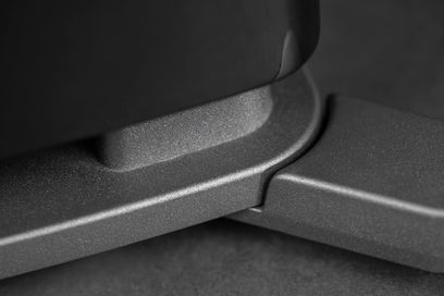 Tæt påbillede af den teksturerede grå metalfod på Elac Solano 2.0 FS287.2 gulvhøjtaleren, set fra siden