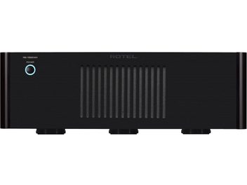 Rotel RB1552 MKII zwart high-fidelity eindversterker, vooraanzicht, verticale centrale grille, verlichte ronde knop links