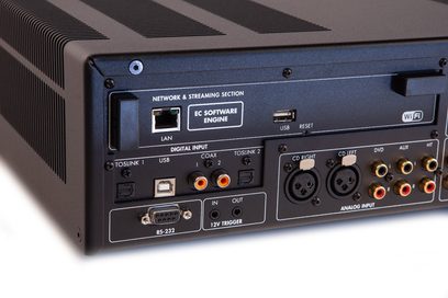 Amplificatore hi-fi stereo Electrocompaniet ECI-6DX MKII, vista posteriore, connettività di rete e streaming, ingressi/uscite audio digitali e analogiche
