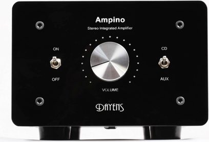 Sort integreret stereoforstærker Ampino fra Dayens, frontpanel med volumeknap, on/off- og CD/AUX-vælgere, tændt LED-lys