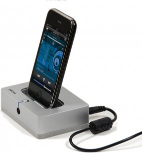 Arcam Solo irDock metalgrå dockingstation til iPhone med skærm, der viser musikgrænsefladen, set forfra