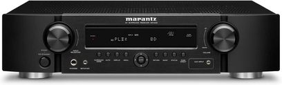 Marantz NR-1402 sort hjemmebiografsforstærker, set forfra, sort front med sølvfarvede knapper og drejeknapper, blå display i midten