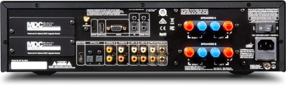 Musta NAD C399 hi-fi-stereovahvistin, etunäkymä, liitännät ja säätimet näkyvissä, 2 valinnaista MDC-moduulia asennettuna