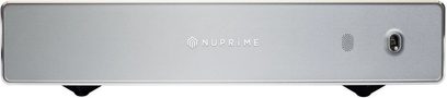 Nuprime AMG One sølvfarvet effektforstærker, set forfra, minimalistisk front med logo og hovedtelefonstik