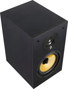 Reproduktor Davis Acoustics Ariane 2 černý, dřevěná skříň, pohled zepředu ze tří čtvrtin, žlutý tkaný woofer a tweeter