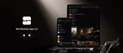 Juodas iš stiklo ir aliuminio išmanusis telefonas, kurio ryškiame ekrane rodoma tamsi muzikos sąsaja, matomas iš priekio šiek tiek iš šono priešais derančią juodą planšetę, padėtą ant šviesos ir šešėlių išryškintos uolėtos dangos.