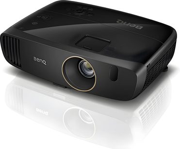 Benq W2000+ sort videoprojektor, perspektivisk forfra, centreret linse, sideventilationsgitre