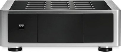 NAD M27 effektforstærker set forfra, børstet sølvfarvet metalchassis, mat sort front i 3 sektioner