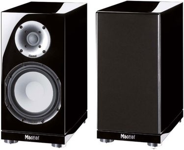 Magnat Quantum 803 sort højttaler i sort højglans, set forfra og fra siden, synlig diskant og basenheder, blank sort kabinet