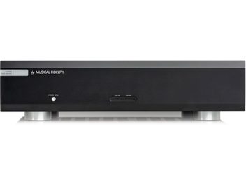 Multikanálový výkonový zesilovač M6x 250.4/2, pohled zepředu, černý obdélníkový kryt, stříbrné válcové nožičky, vypínač, indikátory
