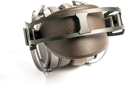 Åpen STAX SR-X9000 hodetelefon i brunt lær, sølvfarget metallbøyle, trekvartsvisning fra venstre