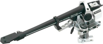 SME 309 sort tonearmen i sort aluminium med modvægt, tonearmsløfter og synlige kabler, set fra siden på hvid baggrund