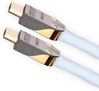 Dva pozlacené HDMI konektory Supra spojené bílým kabelem, pohled z profilu na bílém pozadí