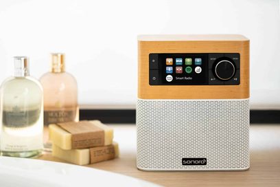 Радио за маса Sonoro Smart Radio с финиш светло дърво и бяло, сензорен екран, въртящи се бутони, метална решетка на високоговорителя