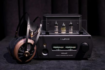 Amplificador de auriculares de válvulas Auris Minuet negro con auriculares audiófilos de copas de madera, vista frontal