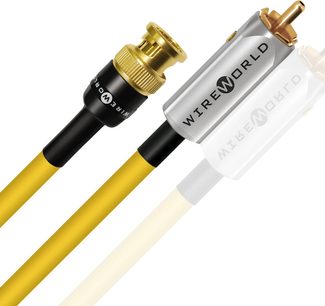 Gult Wireworld Chroma 10 digitalt koaksialkabel med guldbelagte BNC- og RCA-stik i nærbillede
