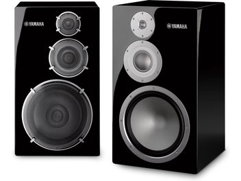Kaks lakitud musta Yamaha NS-5000 riiulikõlarit, läikiva esipaneeliga: üks paljas, teine ​​ees metallvõredega