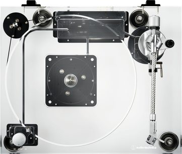 Audio Technica AT-LP2022 pladespiller set forfra med tonarm, pickup, pladespiller og betjeningsknapper på hvid baggrund