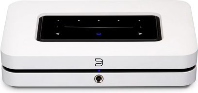 Bluesound NODE netwerk-audiospeler wit 2025, vooraanzicht, rechthoekige behuizing, zwart touchscreen, centrale connector