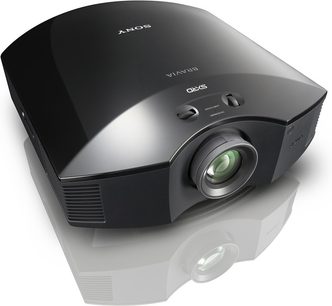 Sony VPL-HW10 sort videoprojektor, set forfra i et nedadgående perspektiv, decentreret objektiv med grøn ring, knapper på toppen