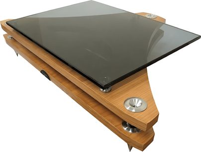 Mueble Hi-Fi Naim Audio Fraim base de madera clara con estante de vidrio negro, vista de tres cuartos frontal, patas cónicas de metal