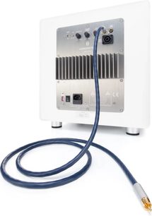 Inakustik Connect 212 Sub-Mono subwooferkabel, 5 m, marineblå med tyk PVC-kappe og RCA-forgyldt stik, tilsluttet bagpanelet på en hvid basenhed, bagsidevisning