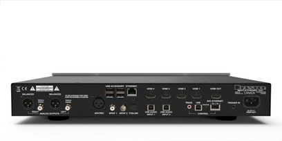 Bakside av en nettverkslydavspiller BDA-3.14 med HDMI-kontakter, USB, Ethernet, analoge utganger og strømforsyning