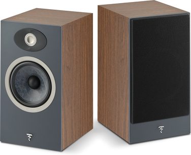 Sada sloupových reproduktorů Focal Theva N°2 v ořechovém provedení, pohled zepředu, sestávající ze dvou reproduktorů z tmavého dřeva a basového boxu v tmavě šedé barvě