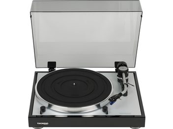 Fekete, lakkozott Thorens TD 403 DD lemezjátszó elölről nézve, átlátszó fedéllel, tányérral, hangkarral és gombokkal