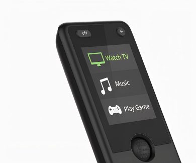 Mando a distancia multimedia negro con pantalla a color que muestra Watch TV, Music y Play Game, vista en perspectiva