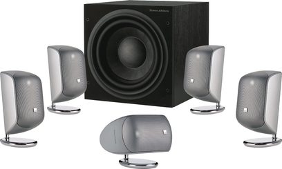 Bowers & Wilkins MT-25 sidabrinių kompaktinių garsiakalbių rinkinys, sudarytas iš žemų dažnių garsiakalbio ir 5 palydovinių garsiakalbių, matomas iš priekio