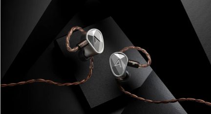Fones de ouvido intra-auriculares com fio cinza, com painéis triangulares e cabo trançado de cobre