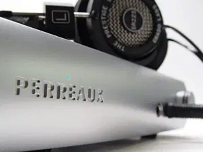Perreaux Silhouette SXH2 sudraba austiņu priekšpastiprinātājs, tuva skats no kreisās priekšpuses ar logotipu un 6,35 mm austiņu ligzdu
