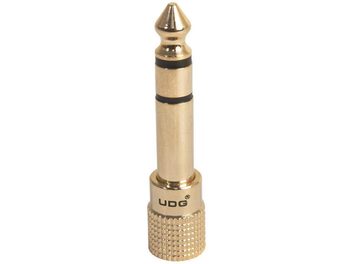 UDG U 94002 kullatud pistikuadapter, kuldne metallist silinder, mustad ribad, graveeritud logo, lähivaade