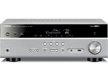 Yamaha RX-V579 namų kino stiprintuvas, titano spalvos, vaizdas iš priekio, mėlynas ekranas, mygtukai ir jungtys priekyje, šepetėliu apdorotas metalinis korpusas