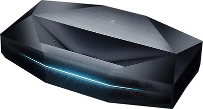 AWOL Vision Aetherion Pro-videoprojektor i svart med fasetter, sett skrått forfra, med blå lysstripe på forsiden