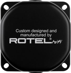 4K Blu-ray-afspiller OPPO BDP-95EU sort, tæt forfra, cirkulær kabinet med indskriften "Custom designed and manufactured by ROTEL hifi"