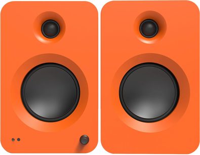 Set aus zwei Kanto REN Smart-Lautsprechern, rechteckiges Gehäuse mit abgerundeten Ecken in mattem Orange, Frontansicht mit jeweils einem schwarzen Hochtöner über einem schwarzen Tieftöner auf jeder Vorderseite, die linke Box verfügt über zwei Kontrollleuchten und einen Einstellregler